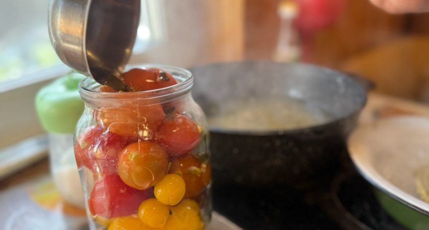 Классический рецепт маринованных помидоров 1965 года: банки не взрываются