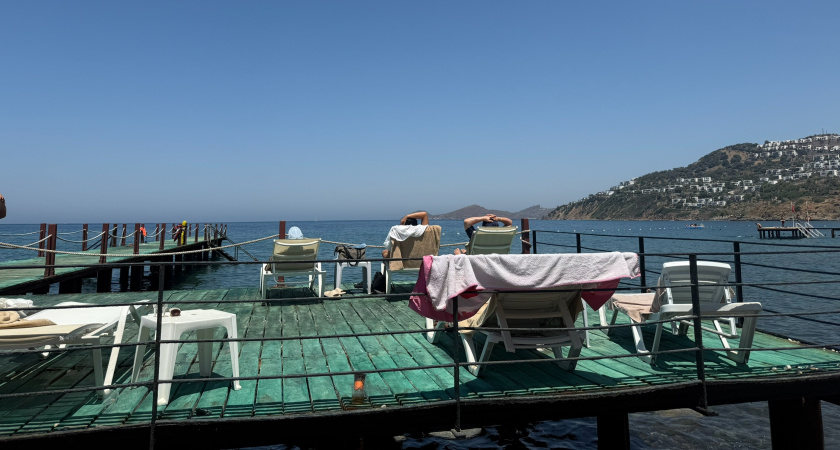 Правда об отдыхе в Сочи 2025: пустые пляжи, грязное море, конские цены