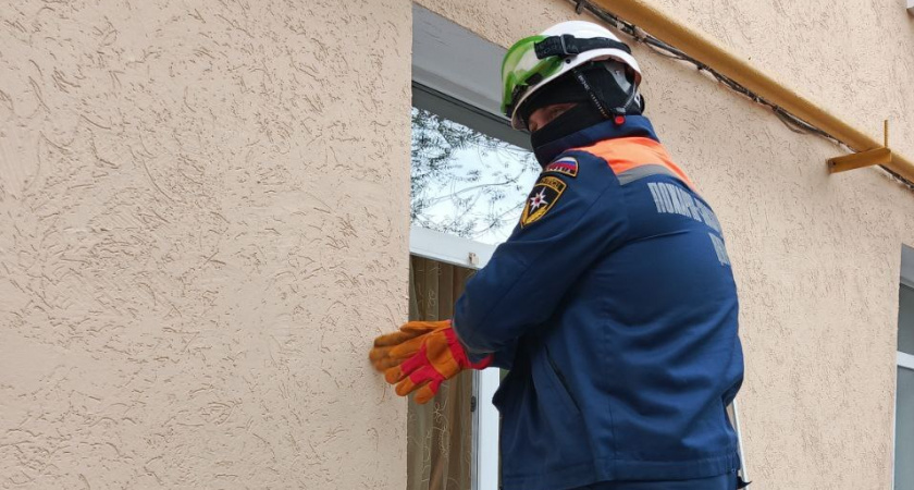 В Пензе спасатели попали в квартиру, из которой исходил трупный запах