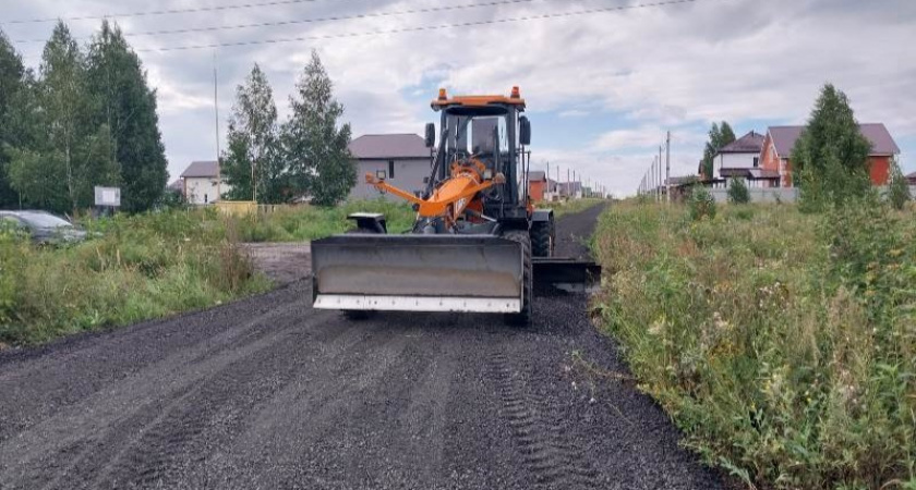 В Заре дороги отсыпают асфальтобетонным гранулятом
