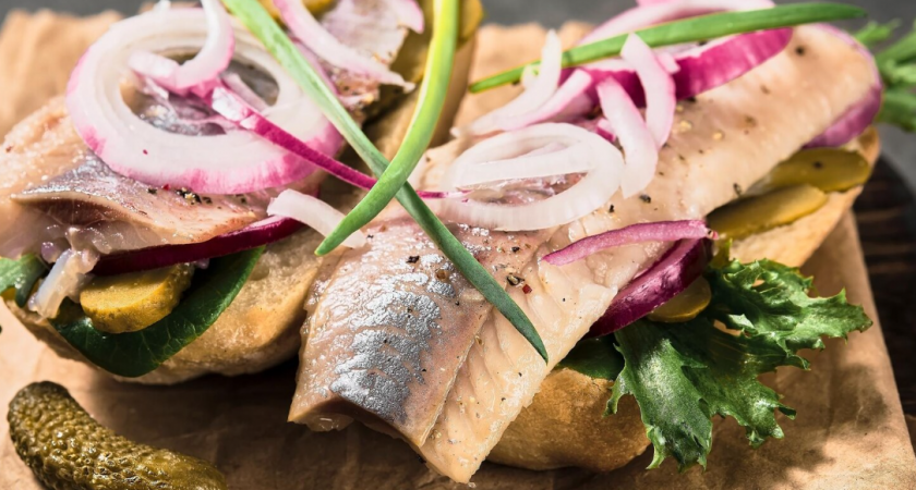  Простой рецепт засолки селедки без воды в масле со специями