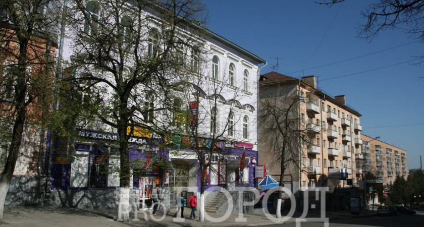 В доме на Московской, 34 в 19 веке находилось женское кафе, а в 20 веке - Пономаревская гимназия