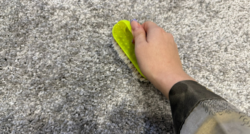 Эффективный способ сухой чистки ковра содой и солью 