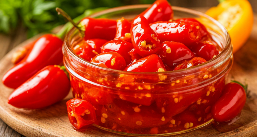 Простой рецепт острого перца в медовом маринаде на зиму без варки и стерилизации