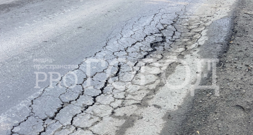 Новый асфальт в микрорайоне Заря трещит по швам