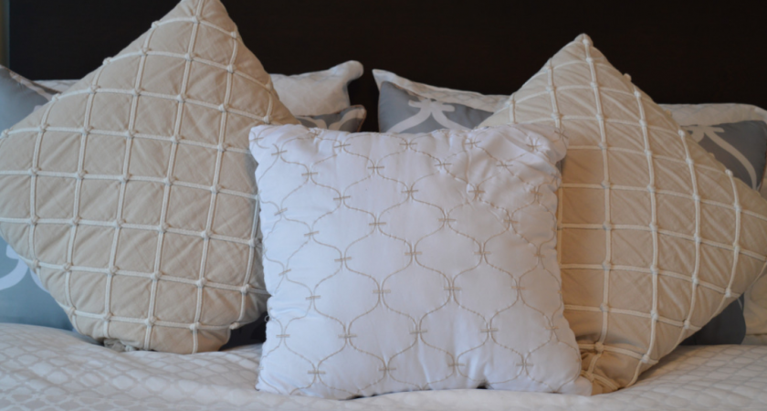 Как вернуть белизну подушкам без стирки