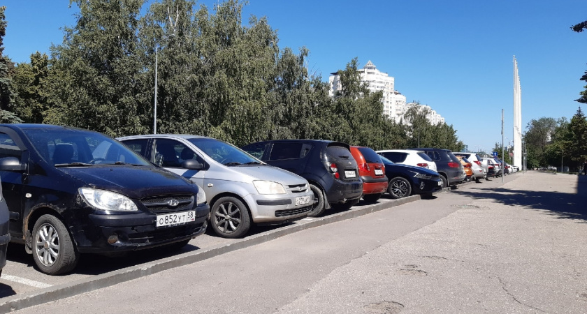 Чужая машина на «вашем» месте: законный способ организовать парковку во дворе