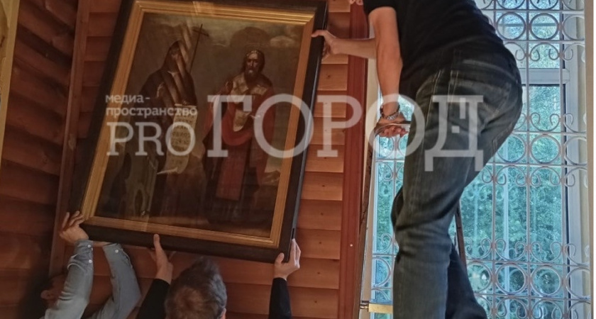 В Никольском храме появилась старинная икона Кирилла и Мефодия