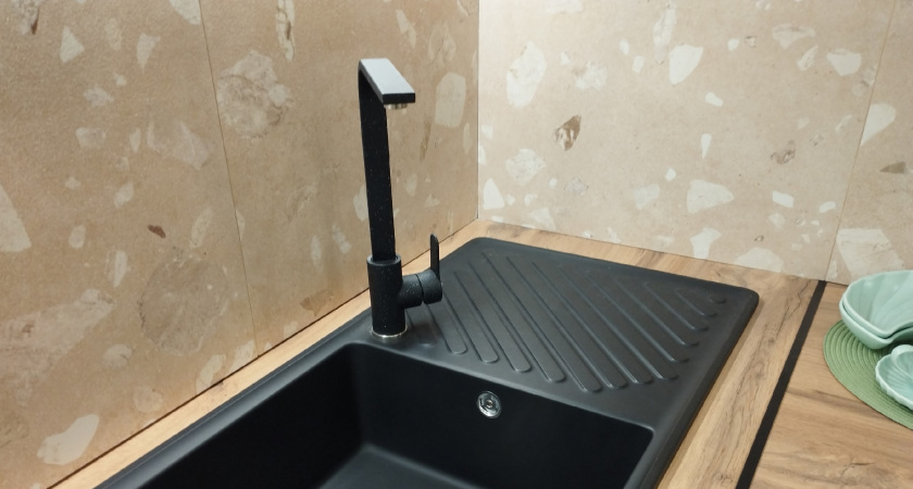 Зачем сантехники забирают мешочки от смесителей и как они превращают их в инструмент