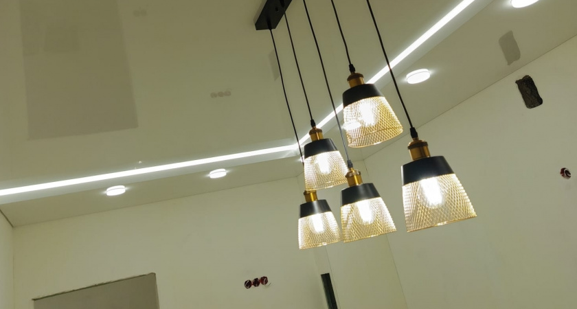 Как очистить натяжной потолок от желтизны. Проверенные методы и советы