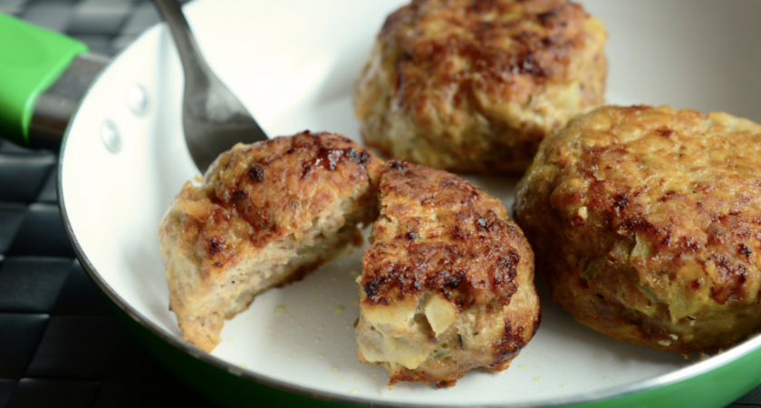 Пышные котлеты: секреты хлеба, жира и лука для сочных и высоких изделий