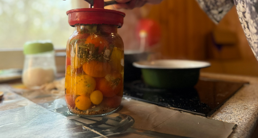 Вкусные маринованные помидоры с базиликом и перцем: пошаговый рецепт с нюансами