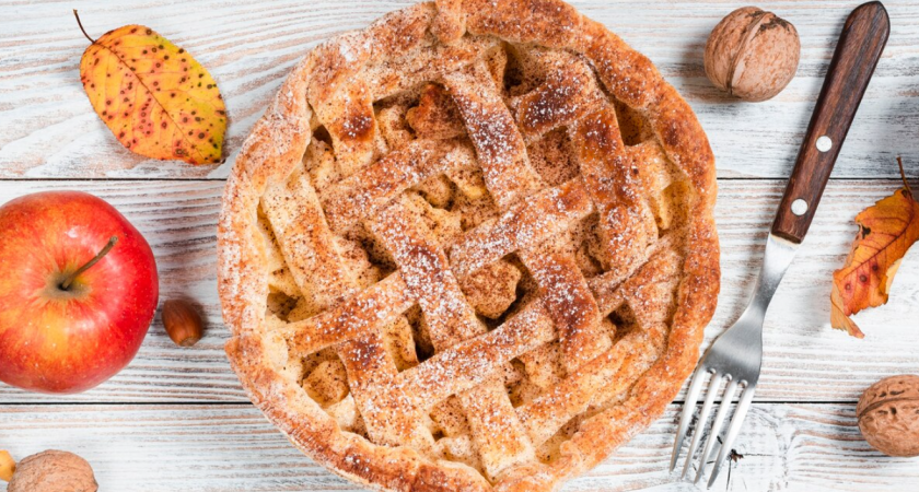Секрет идеальной шарлотки: лёгкий рецепт яблочного пирога с карамельной корочкой