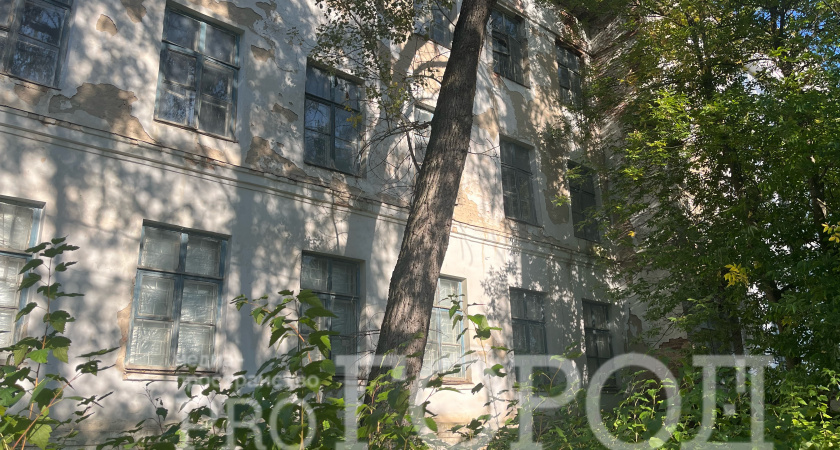 В здании бывшего Мехфака на ул. Мичурина экстрасенсы-целители проводили сеансы для местных жителей