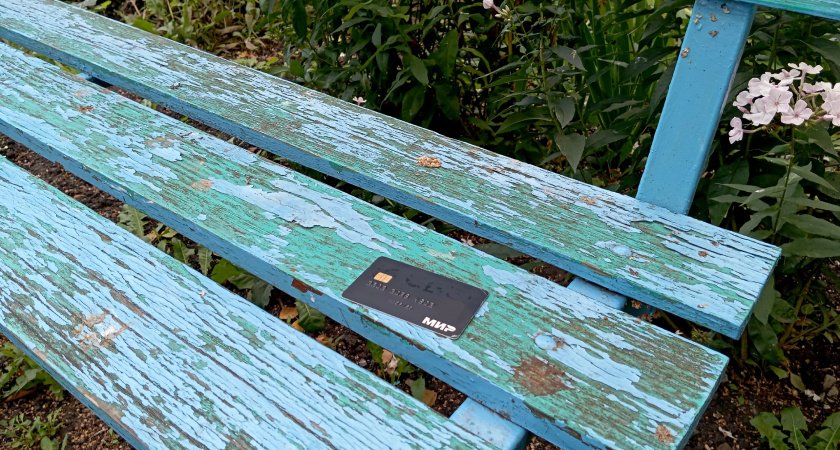 Нашел чужую карту? Почему нельзя переводить рубль для связи с владельцем. Правовые риски и безопасные варианты 