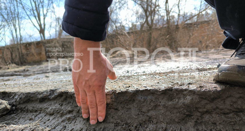 «Не дорога, а полоса препятствий!»: жители улицы Блокпост 720 км просят отремонтировать многострадальный проезд Черепановых