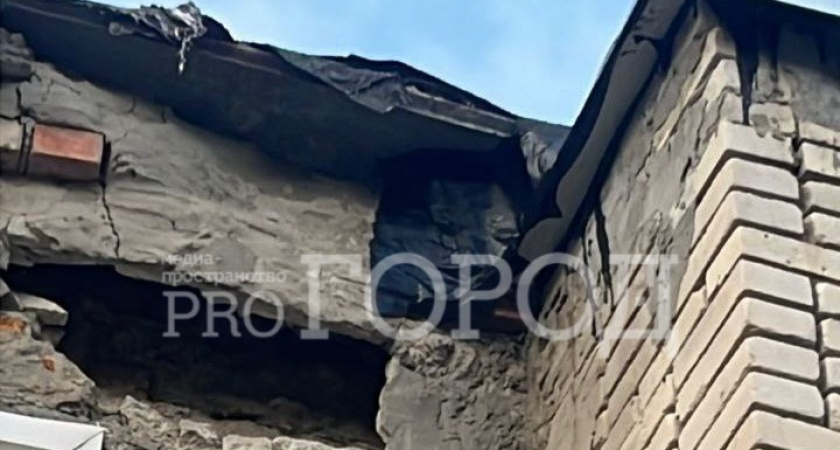 «Беда может случиться уже этой зимой!»:  бетонная плита опасно нависла над квартирой в многоэтажке на ул. Сосновой 