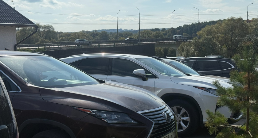 Верховный суд разъяснил право на парковку во дворе. Приоритет у собственников