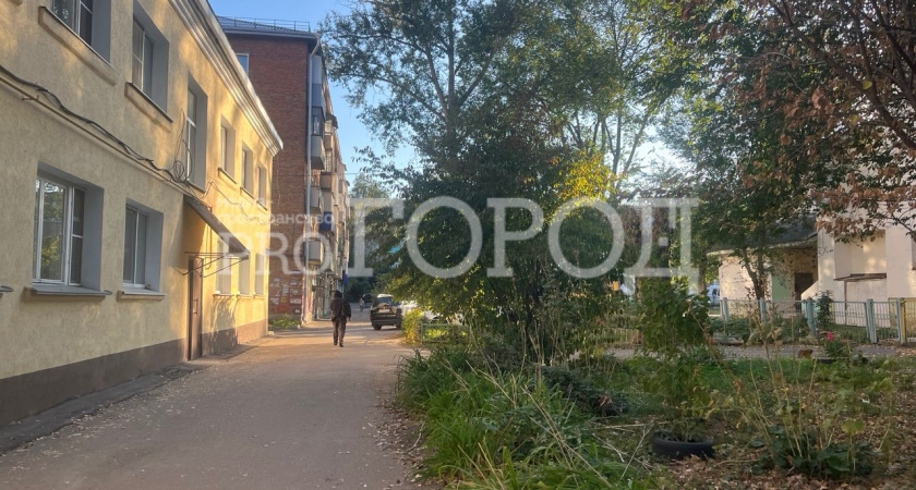 «Декорации для съемок фильмов ужасов»: жильцы пятиэтажки на Жемчужном проезде пожаловались на ужасные подъезды и отсутствие детской площадки