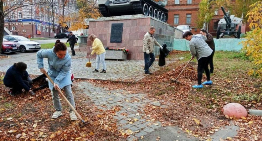 В Пензе высадили более 200 деревьев и кустарников на набережной Суры