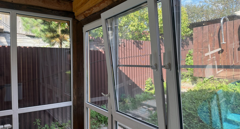 В Терновке на сотрудника предприятия упали стеклопакеты