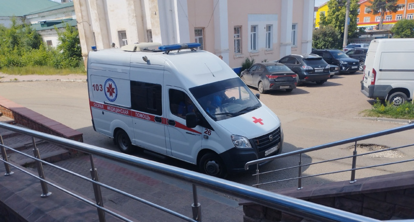 Жертв ДТП с грузовиками достали из машины с помощью гидравлического инструмента