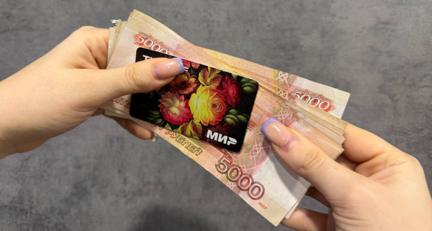 Житель Каменского района, решивший подвезти незнакомку, лишился золотого кольца и денег