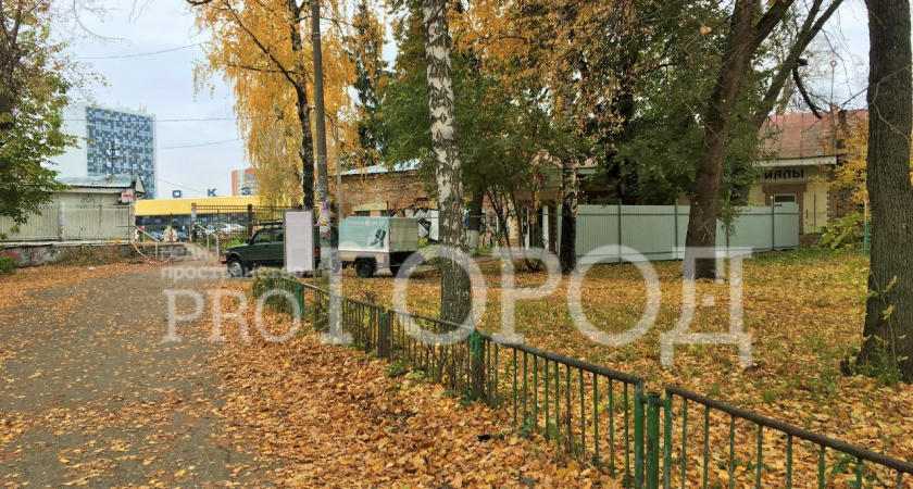 «Вырубка чуть ли не под сотню деревьев»: Денис Соболев рассказал о планах собственника, в чьи руки перешел сквер Дзержинского