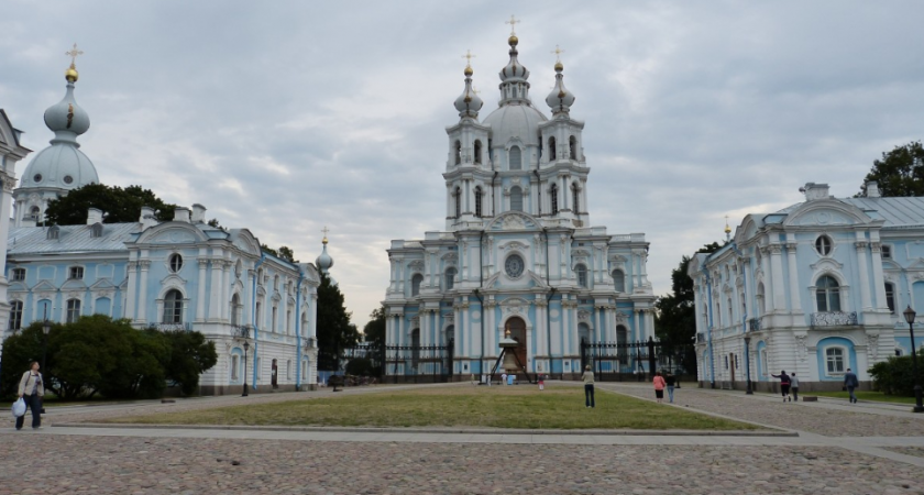 Как говорят в Петербурге? Слова парадная, булка, тормозок и их значение