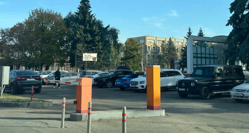 Кто имеет право на парковку во дворе: собственник или прописанный? Решение ВС