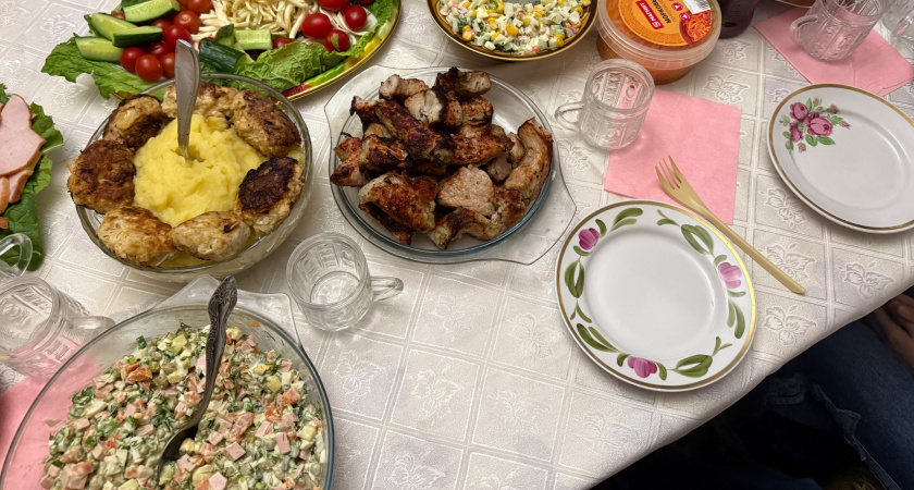 Простой салат с селедкой, который станет звездой стола. Рецепт с маринованным луком