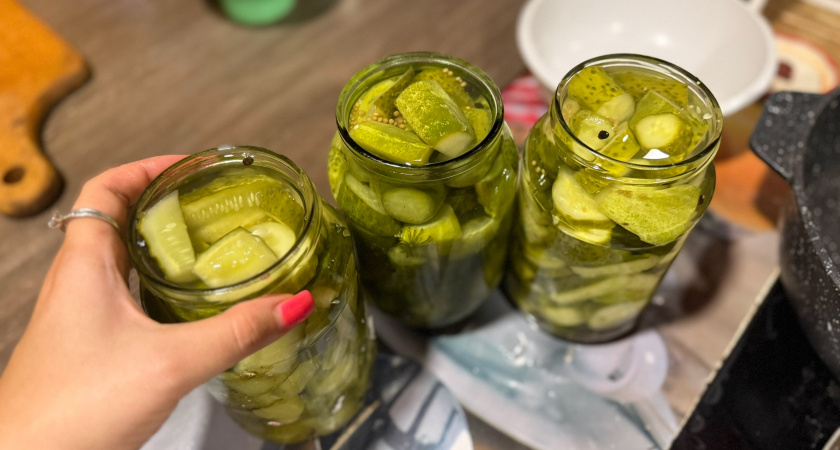 Рецепт салата с жареными солеными огурцами. Секрет вкусной мясной закуски