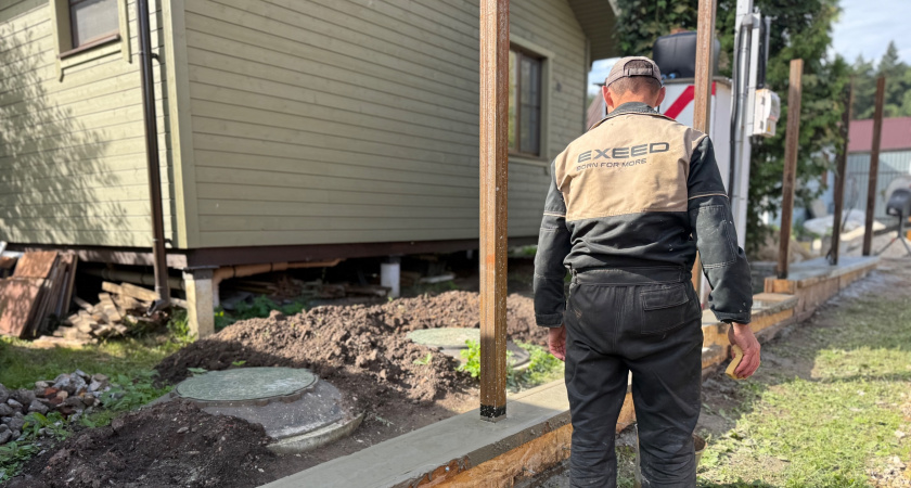 Соседский забор и снег с крыши: кто отвечает за повреждения? Юридический ликбез