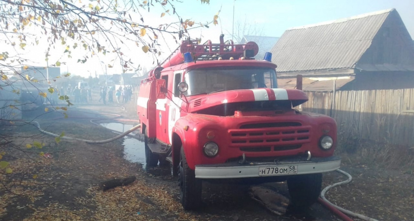 В Кузнецке загорелся легковой автомобиль
