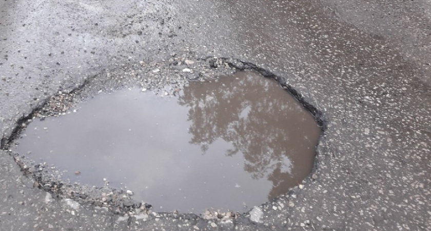 В Арбеково дорожная спецтехника провалилась в яму