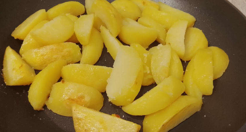 Зачем ошпаривать картошку перед жаркой. Секрет идеальной хрустящей корочки