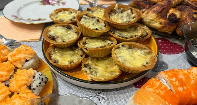 Без этой горячей закуски из грибов ни один праздничный стол не представляю: готовить пара пустяков, а рецепт всегда нахваливают