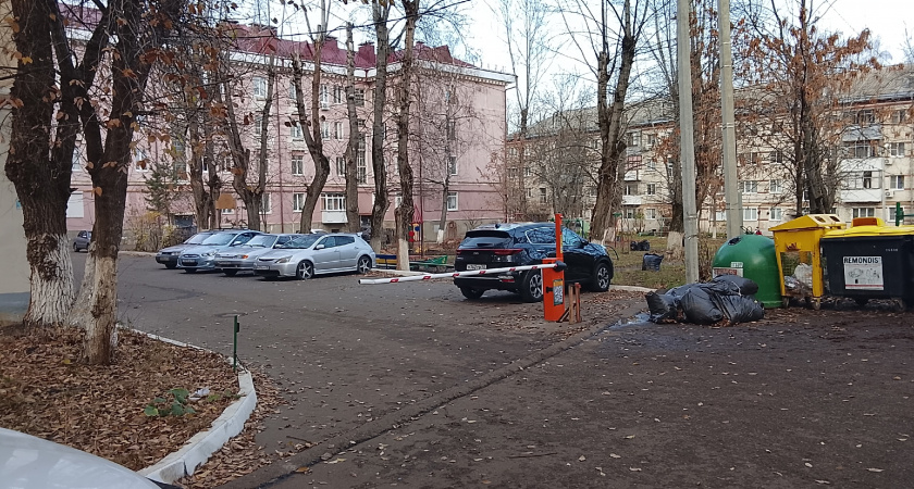 Суд запретил лишать парковки во дворе собственников жилья. Новые правила для автовладельцев