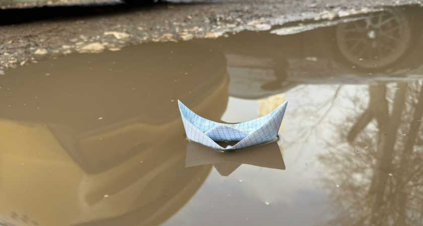 Жители Вяземского не могут выбрасывать мусор из-за огромной лужи