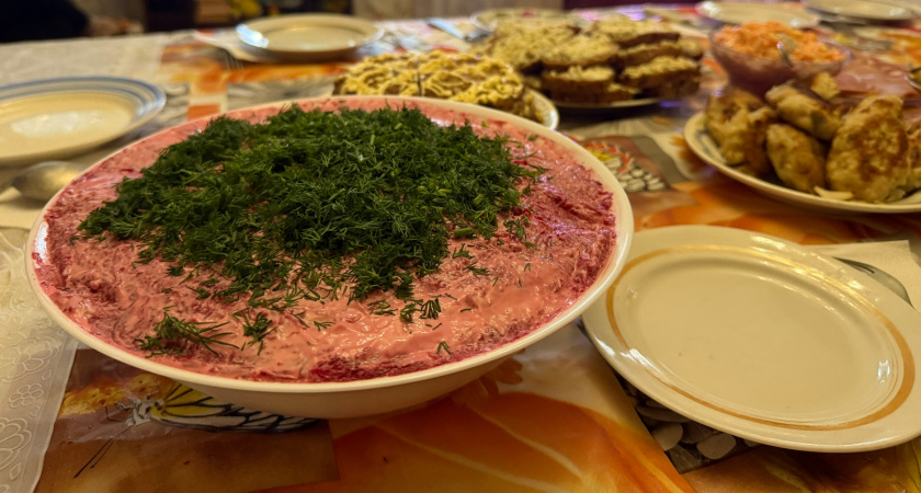 Секреты слоеного салата «Снежная королева» для новогоднего стола. Быстро, вкусно, эффектно 