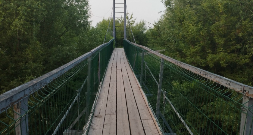 Жители Сосновоборского района жалуются на опасный мост