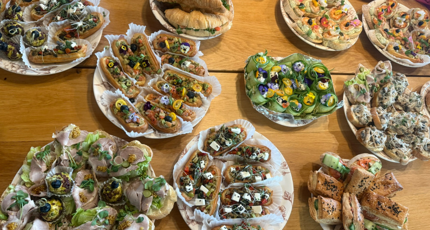 Салаты "за копейки", а вид на миллион: вкусные, бюджетные салаты на Новогодний стол задобрят Огненную Лошадь - даю сразу 10 рецептов