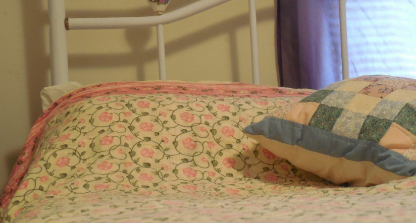 Зачем в СССР шили пододеяльники только с дырой-ромбиком посередине: так решали сразу несколько десятков проблем