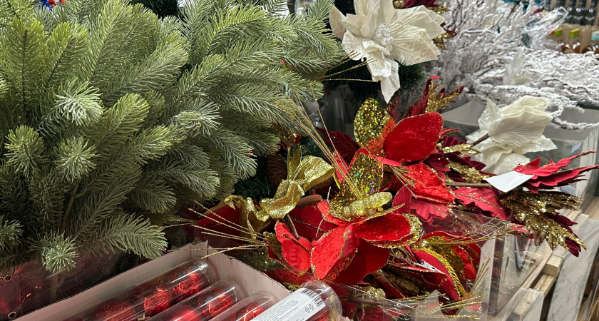 Забежала в Светофор ненадолго, а туда уже завезли искусственные ёлочки: 150 см стоят по 1186 р - пушистые, зеленые, сразу присмотрела себе