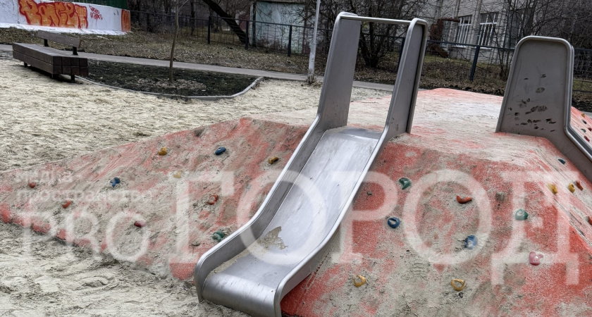 «Это же рассадник кишечной инфекции»: песок на детской площадке в обновленном сквере испортил настроение жителям Заречного