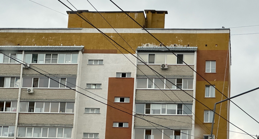 В Пензе спасатели помогли медработникам попасть к запертому в квартире мужчине