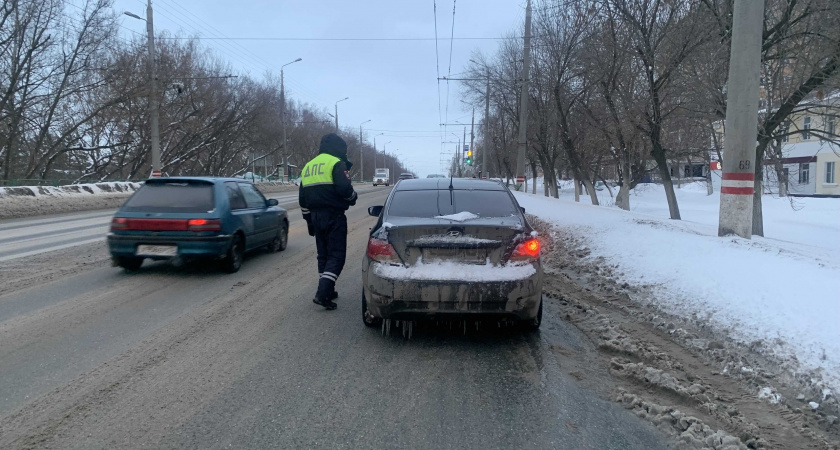 Остановил инспектор ГИБДД: а пассажир на заднем сидении не пристегнут, выписали штраф - кто должен платить и как вести себя по закону