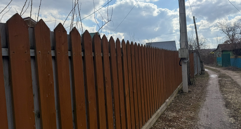 Сосед сдвинул забор на метр, "подарив" мне кусок земли: весной я сообразил, в чем его хитрость - теперь не знаю, как решить проблему