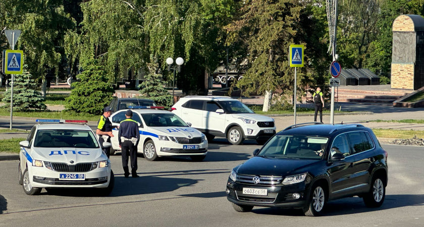 В Кузнецком районе столкнулись три автомобиля: есть пострадавшие
