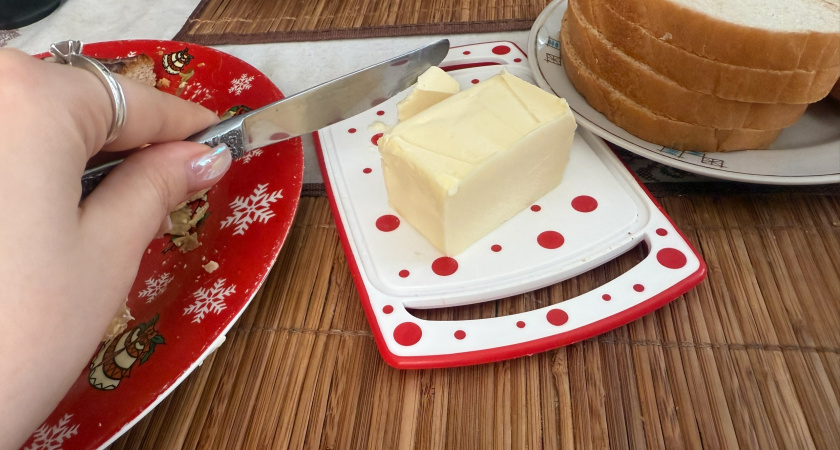 Купила «масло из Беларуси», а упаковка и вкус настораживают — разбираюсь, что это за странный продукт и стоит ли своих денег 